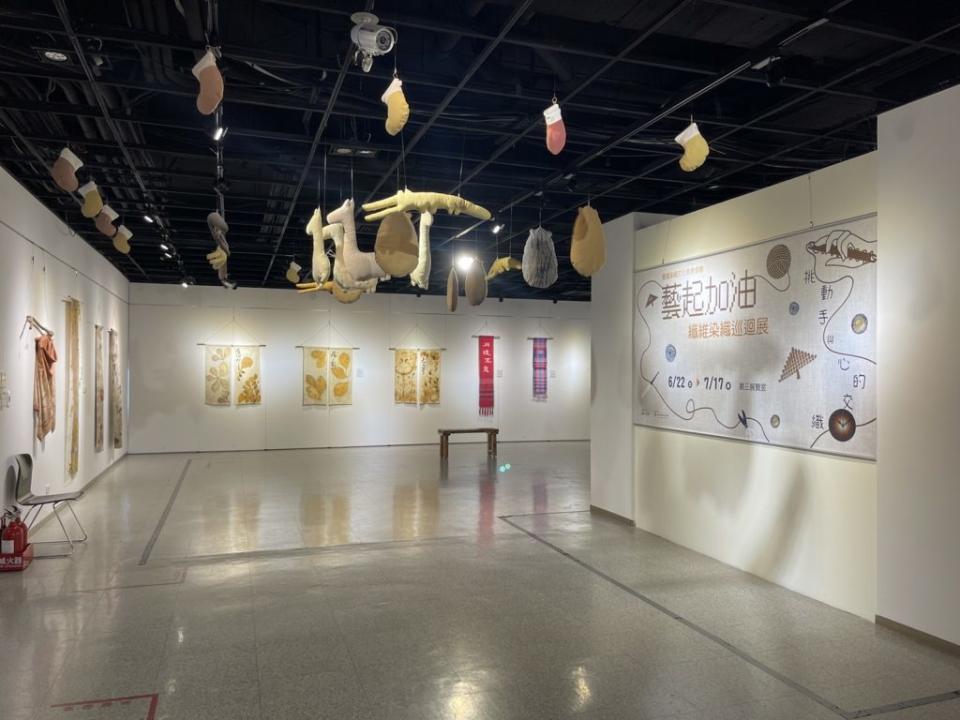 臺灣染織文化創意協會會員因疫情宅在家努力創作，成果在彰化美學館展出。（記者曾厚銘攝）