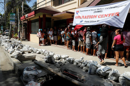 Workers, who are cut off from their jobs due to the temporary closure of the holiday island Boracay, avail transportation money from the Department of Social Welfare and Development agency, in the Philippines April 25, 2018. REUTERS/Erik De Castro