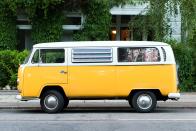 <p>Der VW Bulli ist schon lange kein Hippiebus mehr – so wie nach der Produktion Ende der 60er- bis Anfang der 70er-Jahre. Er ist bei Liebhabern und Abenteurern mit dem nötigen Kleingeld beliebt und hat seit 1999 den laut VDA größten Wertzuwachs zu verzeichnen. (Bild: ddp) </p>