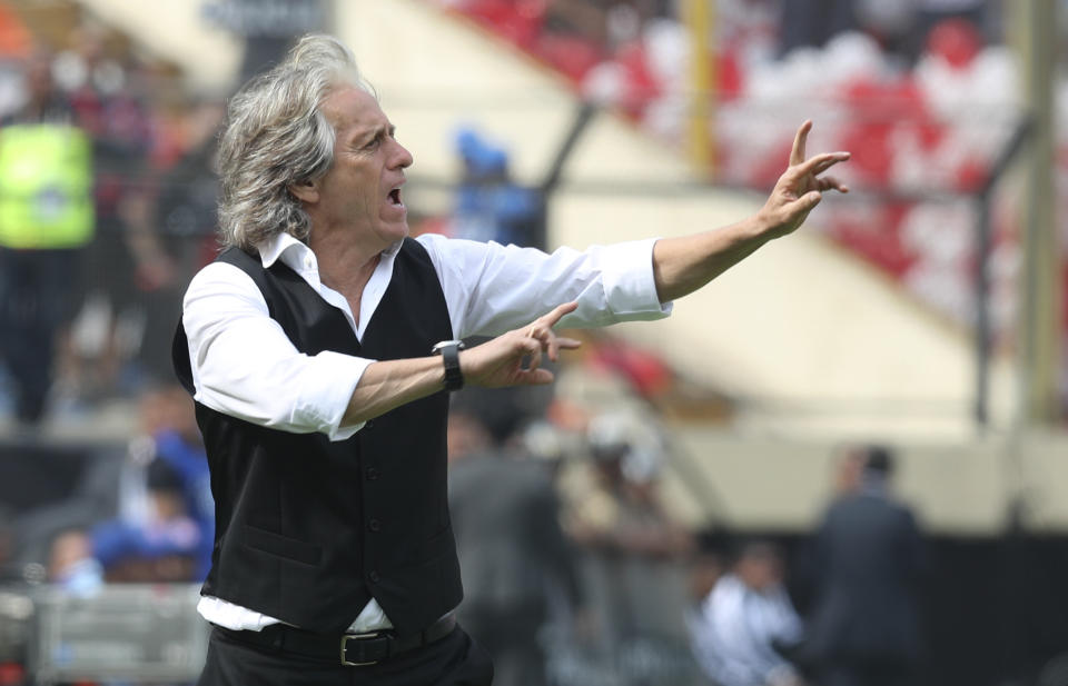 Jorge Jesus, el técnico de Flamengo de Brasil, da instrucciones durante la final de la Copa Libertadores ante River Plate de Argentina, el sábado 23 de noviembre de 2019, en Lima. (AP Foto/Martín Mejía)