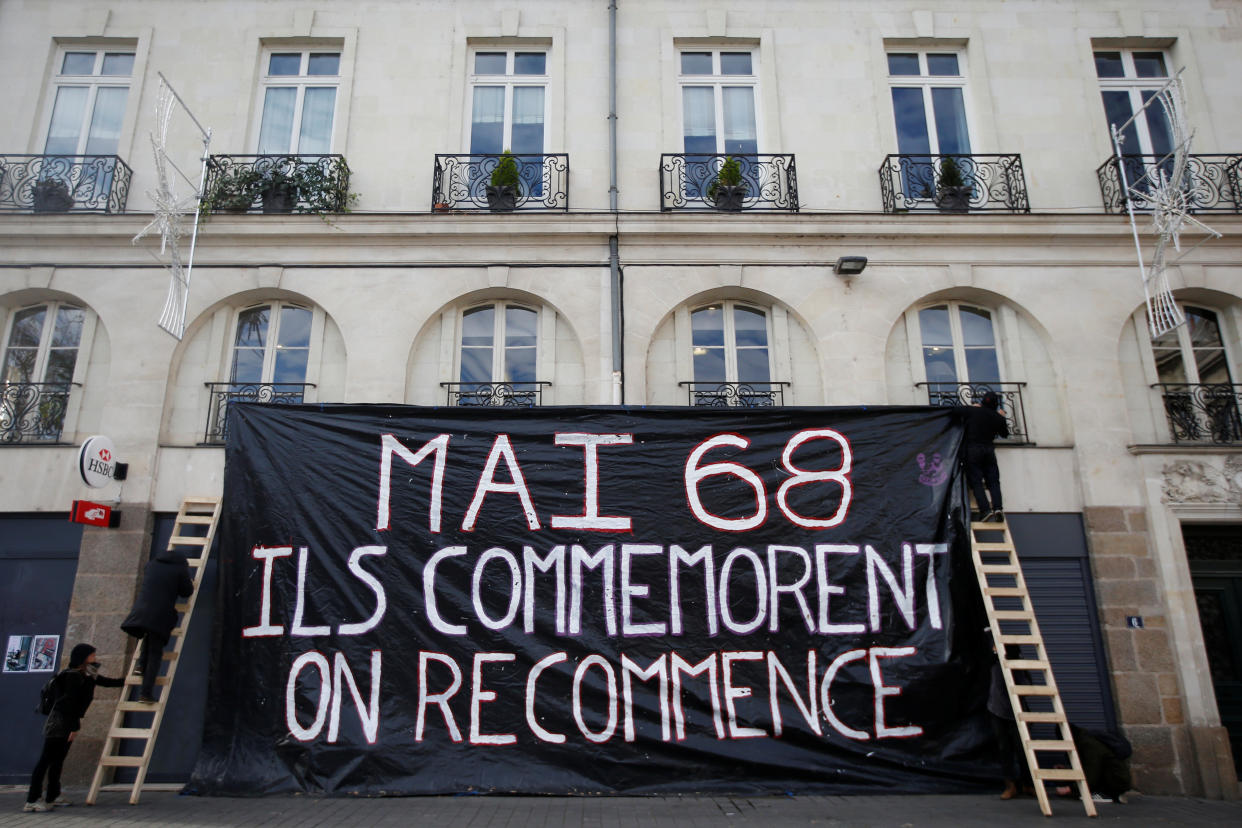 Des manifestants affichent une bannière en référence à Mai-68 (crédit : REUTERS/Stephane Mahé)