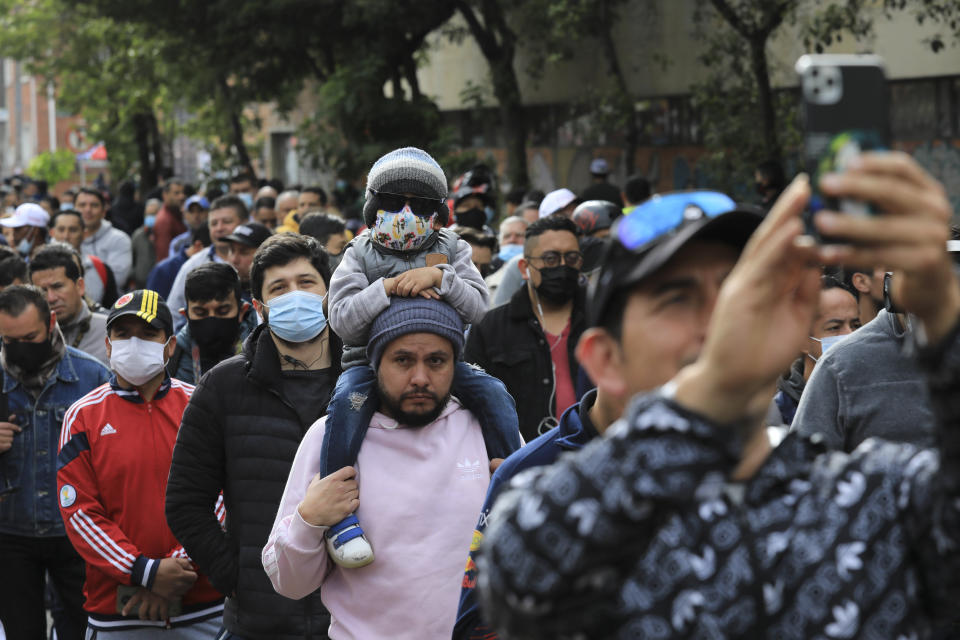 Voters line up at a polling station during a runoff presidential election in Bogota, Colombia, Sunday, June 19, 2022. (AP Photo/Jaime Saldarriaga)