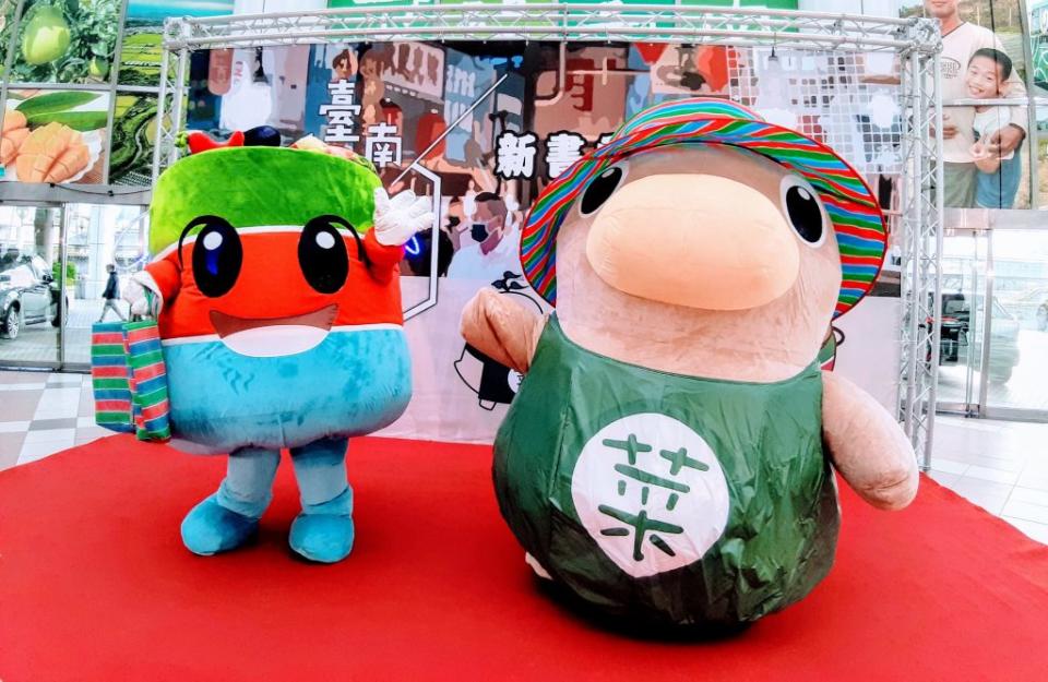 台南市場吉祥物選拔獲得冠亞軍的菜奇鴨（右）、菜籃仔（左），十九日正式亮相。（記者羅玉如攝）