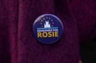 Una placa de apoyo a Rosie Duffield, la candidata del Partido Laborista para Canterbury, en la chaqueta de un activista en Canterbury, Reino Unido, el 1 de diciembre de 2019