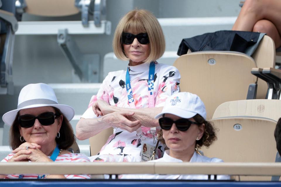 Ảnh: Anna Wintour tham dự ngày thứ hai của Thế vận hội Olympic Paris 2024 trong một sự kiện quần vợt tại Roland Garros, ngày 28 tháng 7 năm 2024, ở Paris.  (Hình ảnh Jan Katov / Getty)