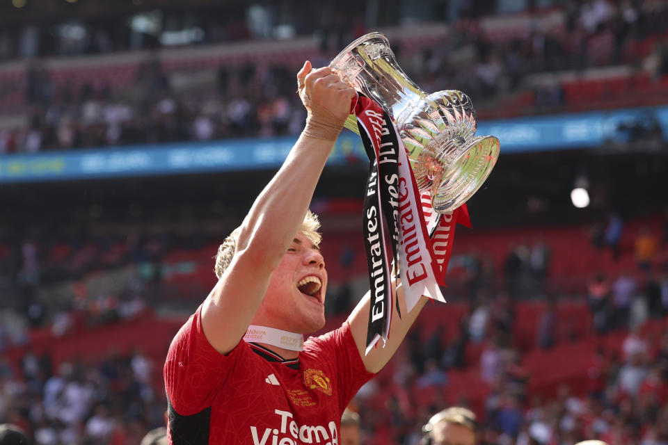 Manchester United's Rasmus Hojlund celebrates with the trophy after winning the English FA Cup final soccer match between Manchester City and Manchester United at Wembley Stadium in London, Saturday, May 25, 2024. (AP Photo/Ian Walton)