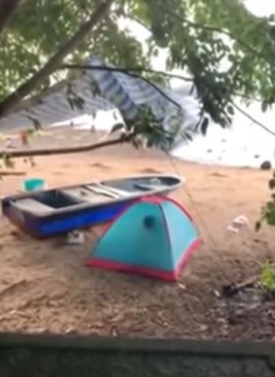 一對情侶在沙灘帳篷內做「愛做的事」。（圖／翻攝自YouTube）