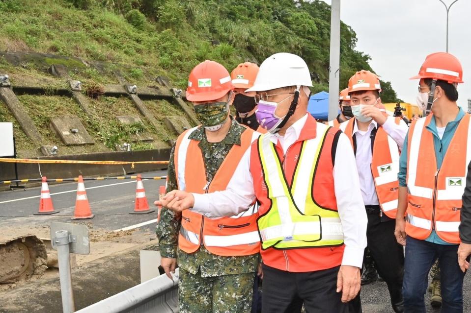 蘇貞昌視察國道汐止段坍塌路段。   圖：行政院／提供