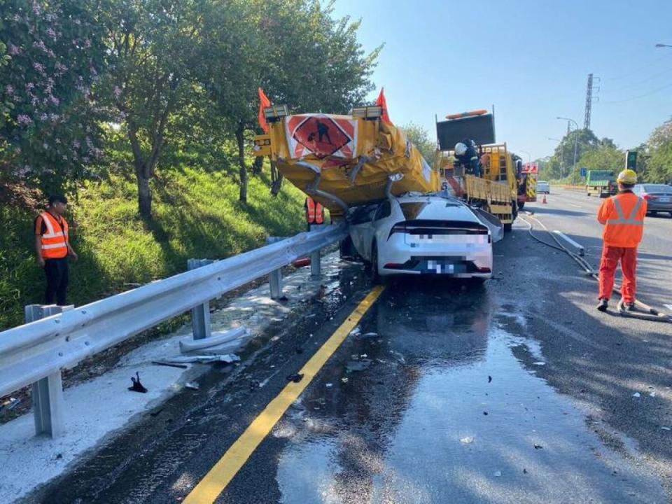 輔助駕駛功能惹禍！苗栗高速公路10月至今已發生3起追撞車禍。（圖：警方提供）