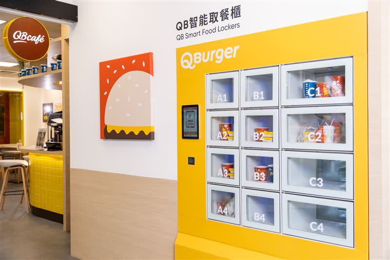 Q Burger饗樂餐飲持續運用數位科技力，因應全新餐飲型態推出智能取餐櫃，落實零接觸更大幅節省顧客等待時間。（圖／品牌業者提供）