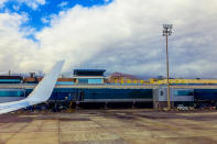 <p>El Aeropuerto Tenerife Sur tuvo 4,6 millones de pasajeros, un 35,8% más que el año anterior. Comparando esos datos con 2019, la bajada es del 58,8%. (Foto: Getty Images).</p> 