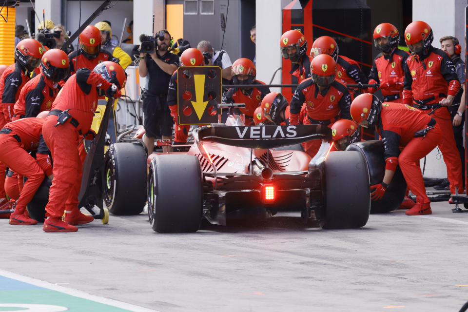 Charles Leclerc de Ferrari durante un repostaje en el Gran Premio de Austria en Spielberg, el domingo 10 de julio de 2022. (Ronald Wittek, Pool vía AP)