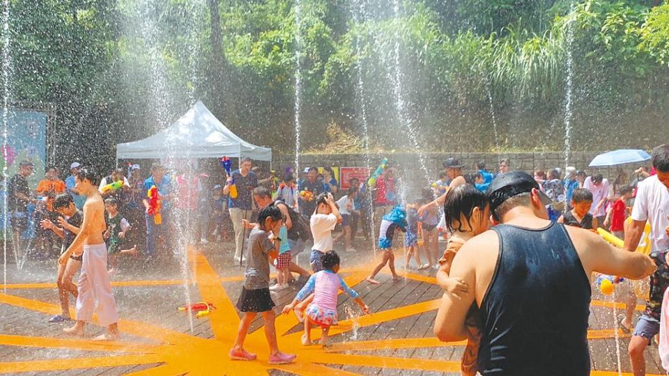 基隆市政府推出「基隆親水季」活動，自6月29日至8月31日在暖暖親水公園盛大舉辦。圖為去年親水季情形。（本報資料照片）