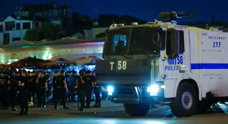 Turkish police officers stand by a car near the Taksim Square in Istanbul, Turkey, July 15, 2016. REUTERS/Murad Sezer - RTSI6WS