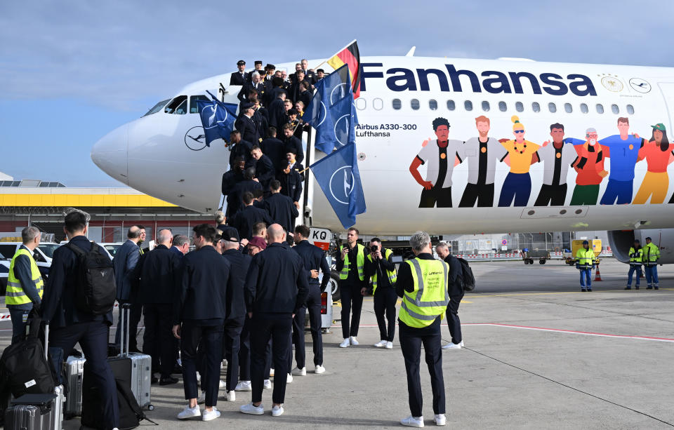 Das Team der deutschen Fußball-Nationalmannschaft steht zum Einsteigen in den WM-Flieger bereit. (Bild: Arne Dedert/dpa)