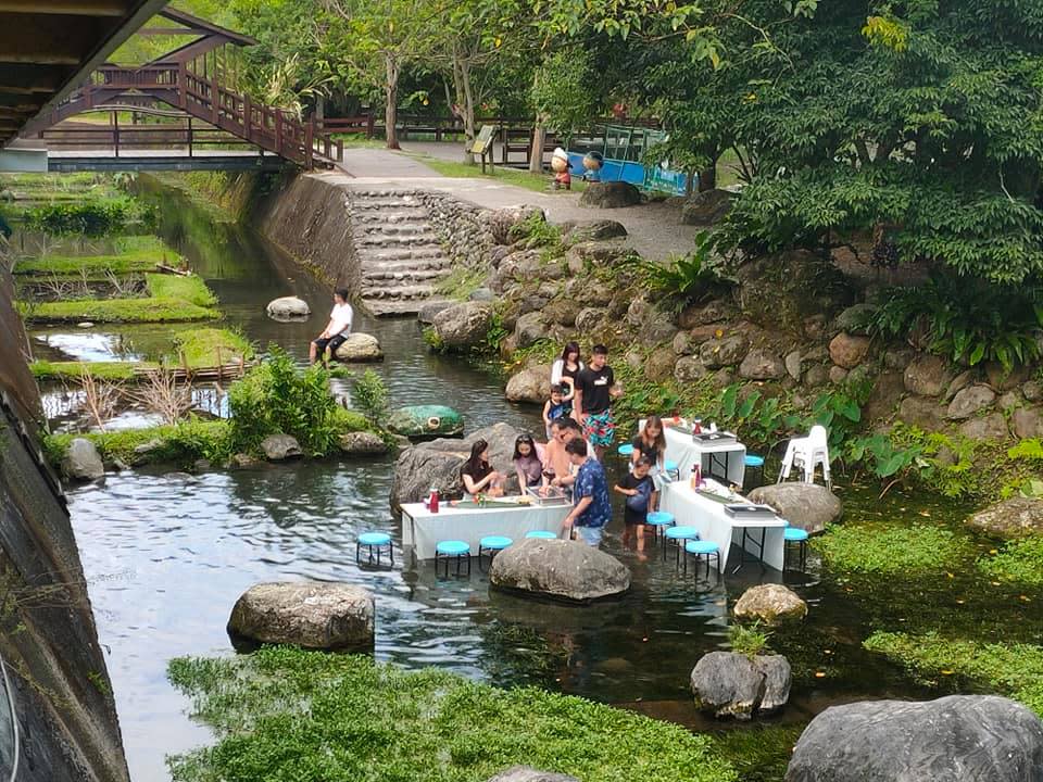 新綠農園曾辦理過溪流中的流水席體驗。（圖：取自新綠農園臉書）