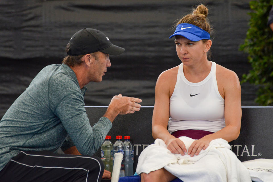 Former coach Darren Cahill (pictured left) speaks to player Simona Halep (pictured right).