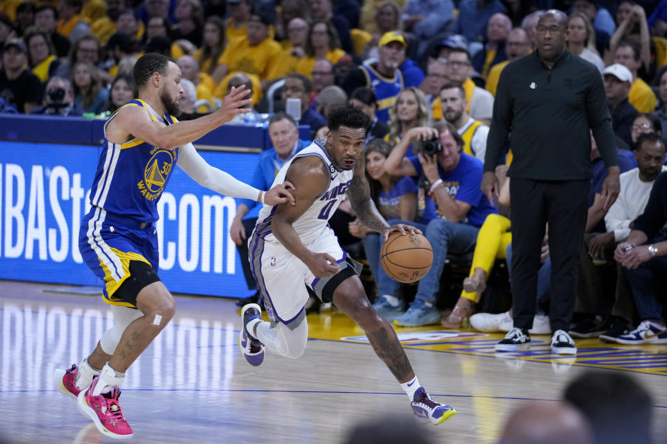Sacramento Kings guard Malik Monk, front right, tries to get around Golden State Warriors guard Stephen Curry, left, during the first half of Game 6 of a first-round NBA basketball playoff series in San Francisco, Friday, April 28, 2023. (AP Photo/Godofredo A. Vásquez)
