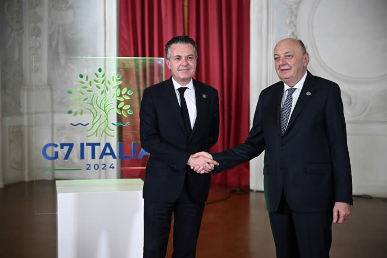 Le ministre italien de l'Environnement et de la Sécutité énergétique Gilberto Pichetto Fratin accueille son homologue français Christophe Béchu, au G7 Climat organisé à Venaria Reale, près de Turin, le 29 avril 2024 (Marco BERTORELLO)