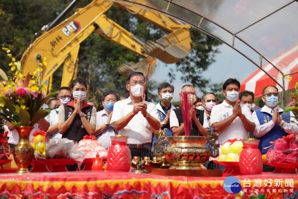 許立委林縣長與來賓上香祈祝順利。（縣府提供）