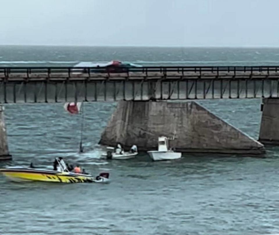 Una foto del puente de Seven Mile en los Cayos de la Florida muestra un parasail colgado en el viejo Seven Mile Bridge, el lunes 31 de mayo de 2022. Una mujer murió ese día tras caer de ese parasail, ser arrastrada por el agua y estrellarse contra el puente, según las autoridades.