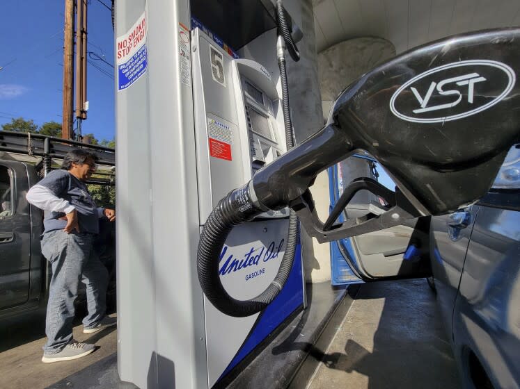 Un automovilista recarga su vehículo en una gasolinera United Oil el viernes 12 de agosto de 2022, en Los Ángeles. (AP Foto/Damian Dovarganes)