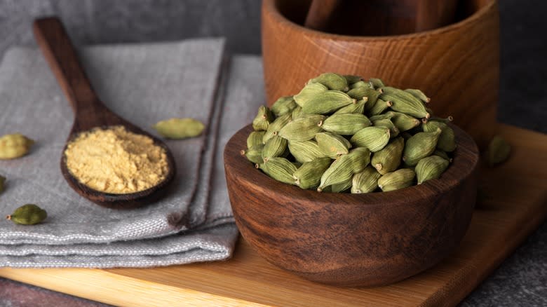 green cardamom pods and powder