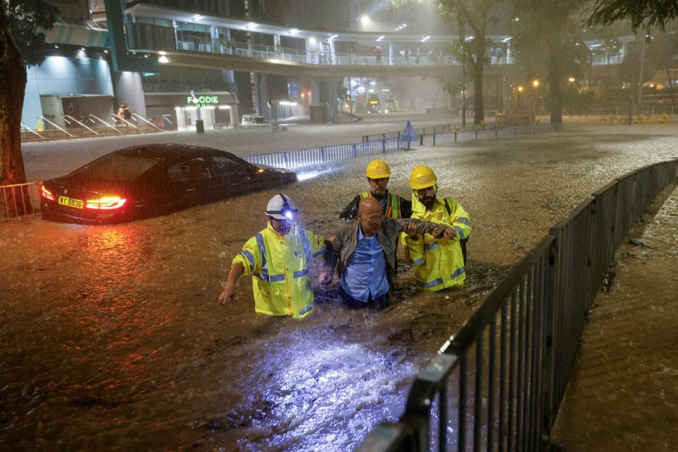 香港7日晚間突然下起暴雨，每小時降雨量創下有紀錄以來最高紀錄。多處街道積水嚴重，地下停車場也成為水庫。路透社
