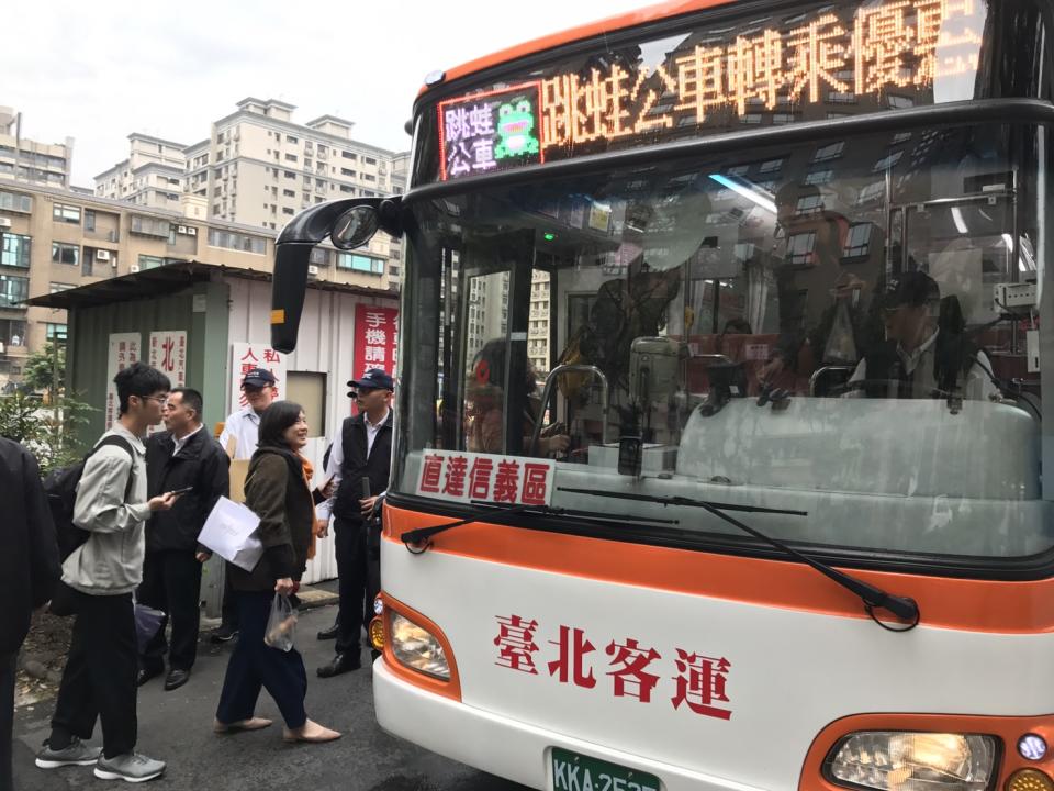 台北市公運處今日宣佈新增「捷運內湖—市政府」路線通勤專車，須20人以上預購才開通。（示意圖）   圖：新北市交通局／提供