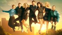 Bei TVNOW sind exklusiv die sechs Folgen von "BH90210" zu sehen: (von links) Gabrielle Carteris, Ian Ziering, Jennie Garth, Jason Priestley, Shannen Doherty, Tori Spelling und Brian Austin Green spielen in der Mockumentary überzeichnete Versionen von sich selbst, die eine Wiederauflage der Kultserie planen. (Bild: TVNOW/ ©2019 Fox Media LLC - Shane Harvey)