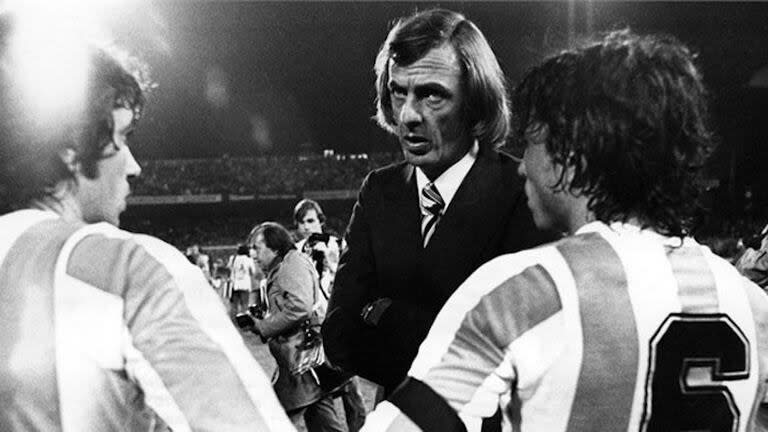 Menotti conversa con Passarella y Olguín durante uno de los partidos del Mundial 78