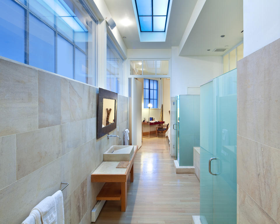 <p>The guest bathroom connects the second and third bedrooms.</p>