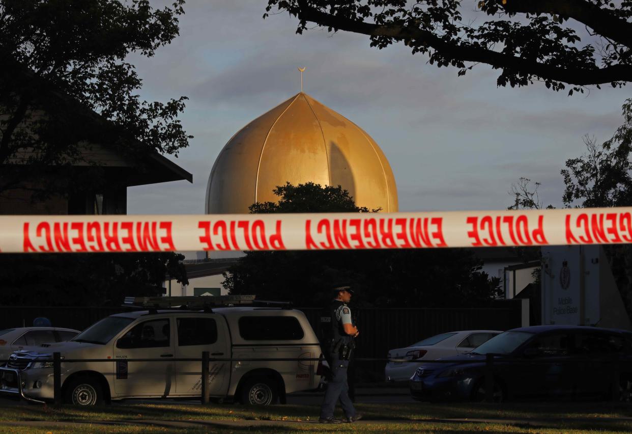 Ein Polizist bewacht nach dem Terroranschlag die Masjid-al-Noor-Moschee in Christchurch. (Bild: AP Photo/Vincent Yu)