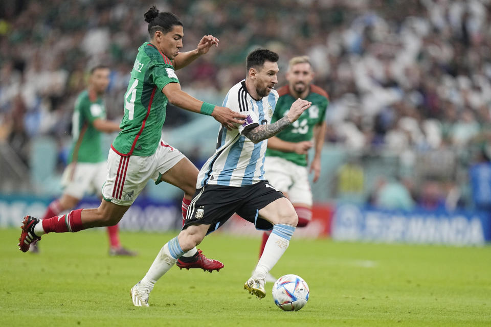El delantero argentino Lionel Messi (derecha) conduce el balón ante el zaguero mexicano Erick Gutiérrez durante el partido por el Grupo C del Mundial, el sábado 26 de noviembre de 2022, en Lusail, Qatar. (AP Foto/Ariel Schalit)