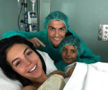 <p>Le 12 novembre, Cristiano Ronaldo a posté cette photo prise après l’accouchement de sa petite amie Georgina Rodriguez. Le cliché, qui a reçu 11 millions de « likes », a suscité le buzz car la jeune femme était maquillée et avait bonne mine.<br> Crédit photo : Instagram Cristiano Ronaldo </p>