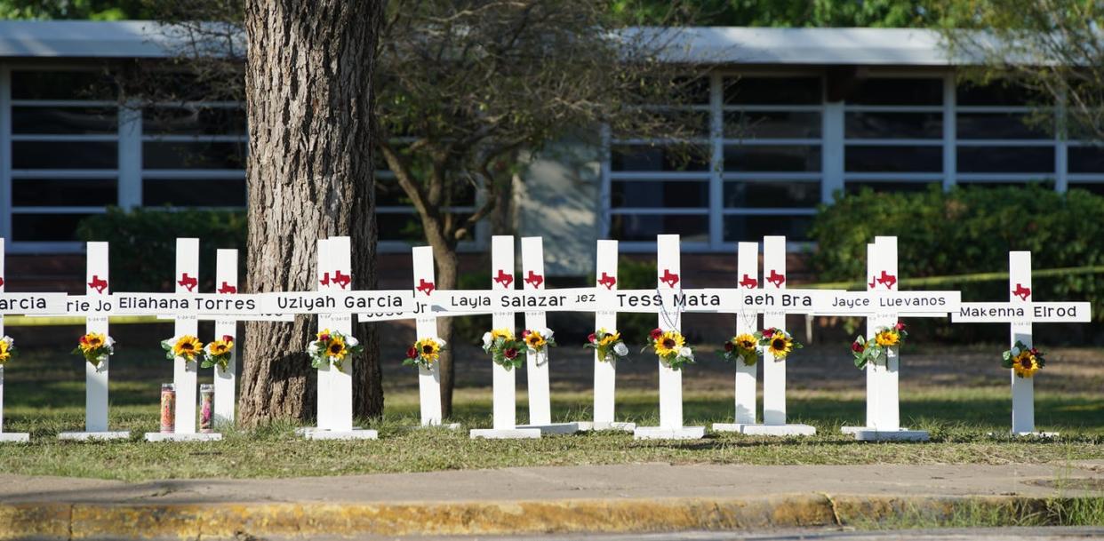 <span class="caption">Cruces homenaje a las víctimas de la matanza en la Escuela Robb de Uvalde (Texas).</span> <span class="attribution"><a class="link " href="https://www.shutterstock.com/es/image-photo/uvalde-texasunited-states-may-26-2022-2161285519" rel="nofollow noopener" target="_blank" data-ylk="slk:Shutterstock / Jinitzail Hernandez;elm:context_link;itc:0;sec:content-canvas">Shutterstock / Jinitzail Hernandez</a></span>