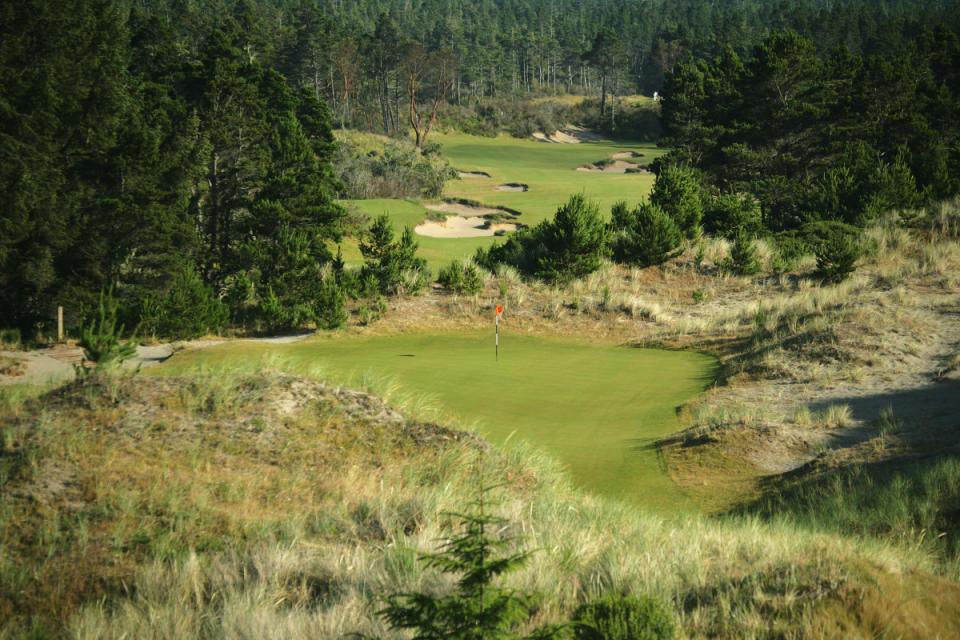<em>The 214 yard par-3 2nd hole on Bandon Trails Course, designed by Bill Coore and Ben Crenshaw.</em><p>David Cannon/Contributor/Getty Images</p>