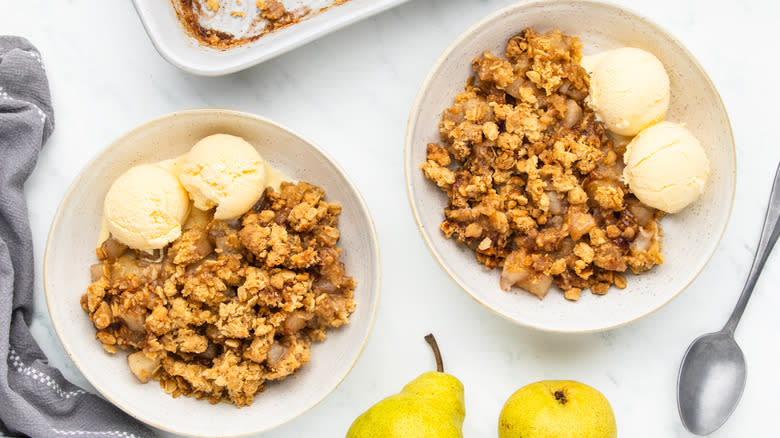 Pear crisp and ice cream in two bowls