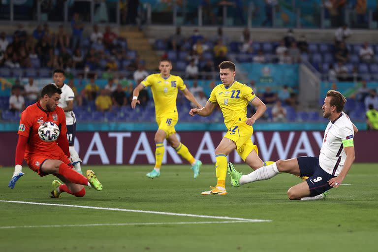 Harry Kane festeja convierte el primer gol durante el partido de Eurocopa que disputan Inglaterra y Ucrania