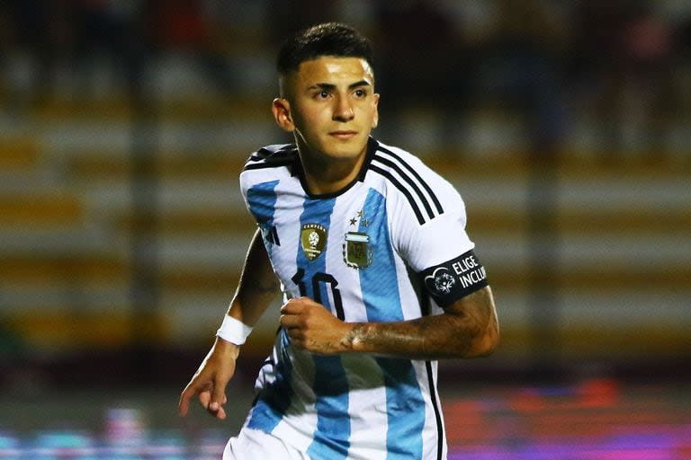 Thiago Almada, autor de dos goles y figura argentina en el 5-0 sobre Chile en el Preolímpico de Venezuela.