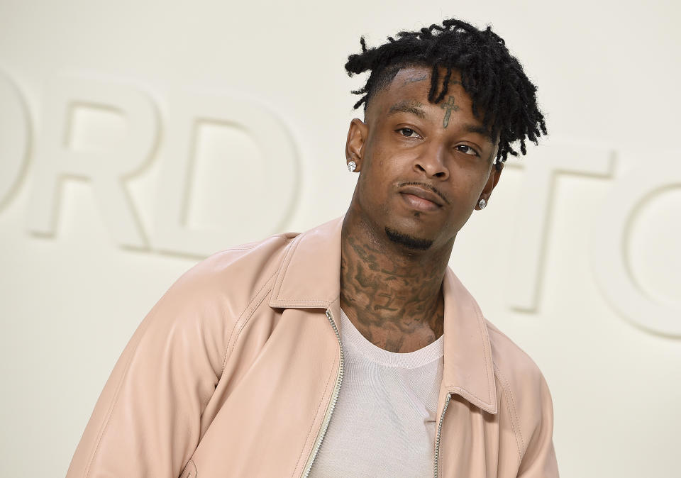 En esta foto del 7 de febrero de 2020, 21 Savage asiste a la presentación de la colección otoño-invierno de Tom Ford en Los Ángeles. El rapero anunció el miércoles 1 de julio un programa gratuito de educación financiera en línea para jóvenes llamado Bank Account At Home. Dice que quiere darle a la próxima generación las herramientas necesarias para alcanzar el éxito. (Foto por Jordan Strauss/Invision/AP)