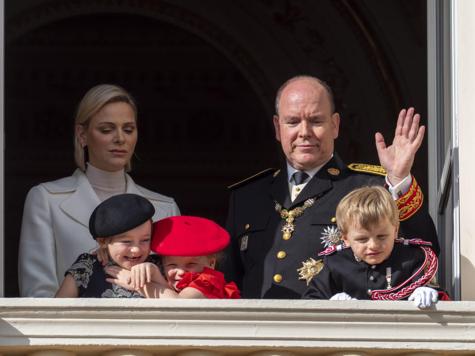 El balcón contiguo estaba presidido por Alberto de Mónaco y Charlene Wittstock, además de por los mellizos Jacques y Gabriella. La niña de la pareja acaparó todas las miradas con su<em> red look</em> y por este cariñoso abrazo que le dio a su prima materna Kaia-Rose. (Foto: Arnold Jerocki / Getty Images)