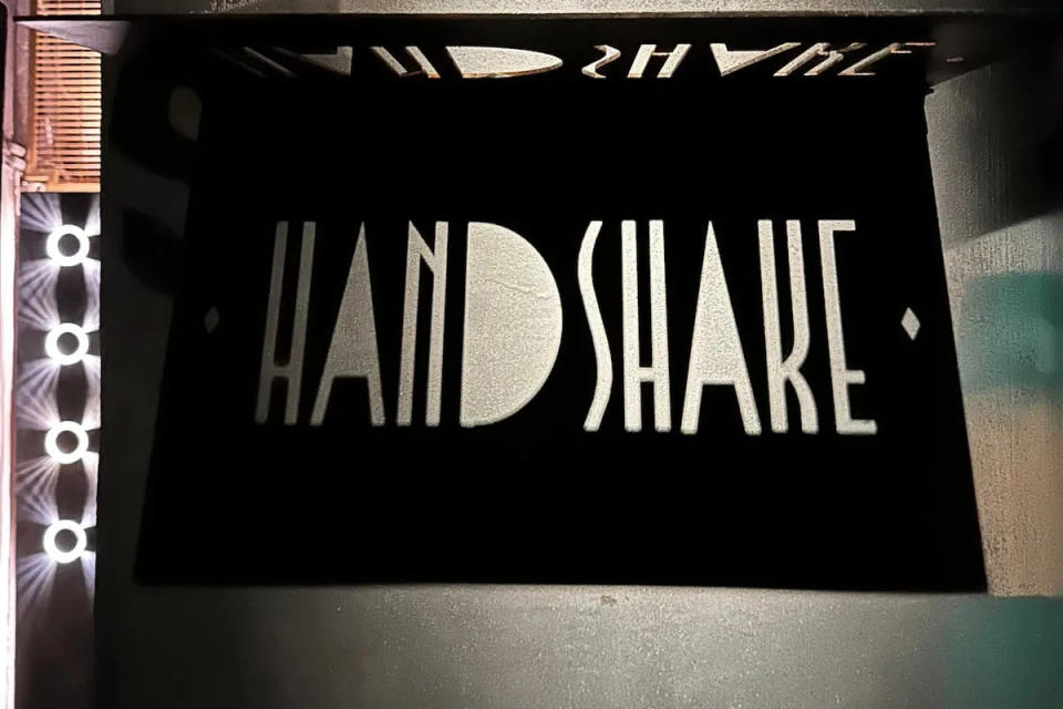 cuánto cuesta ir a Handshake Speakeasy