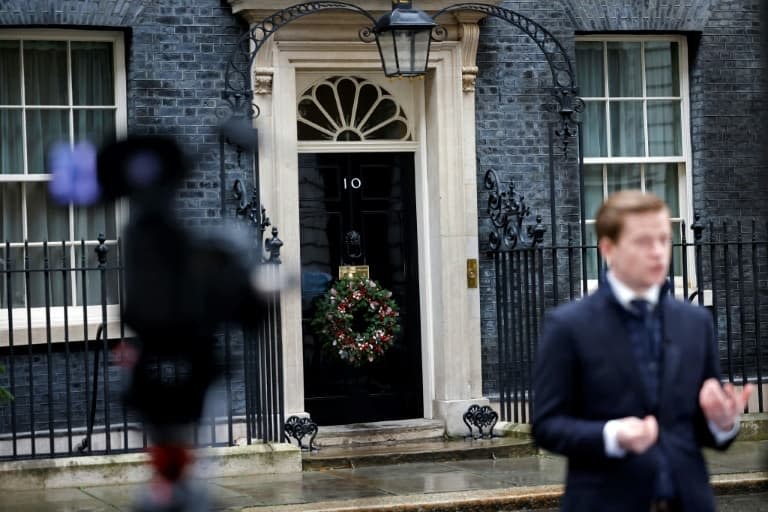 Un journaliste devant le 10 Downing Street à Londres, le 13 décembre 2020 - Tolga Akmen © 2019 AFP