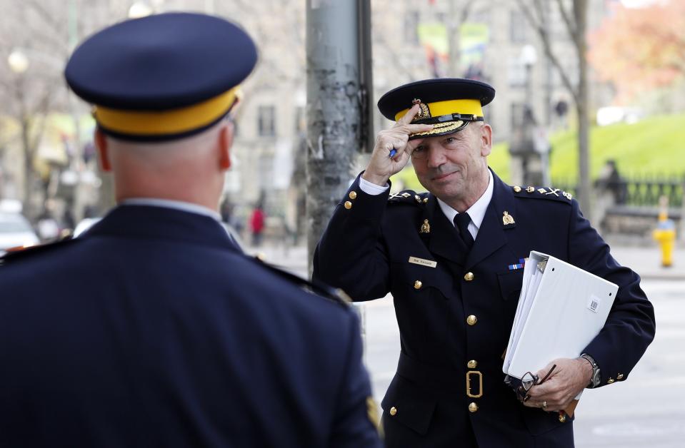 Royal Canadian Mounted Police Commissioner Bob Paulson (R) prepares to testify before a Senate committee in Ottawa October 27, 2014. REUTERS/Blair Gable (CANADA - Tags: POLITICS)