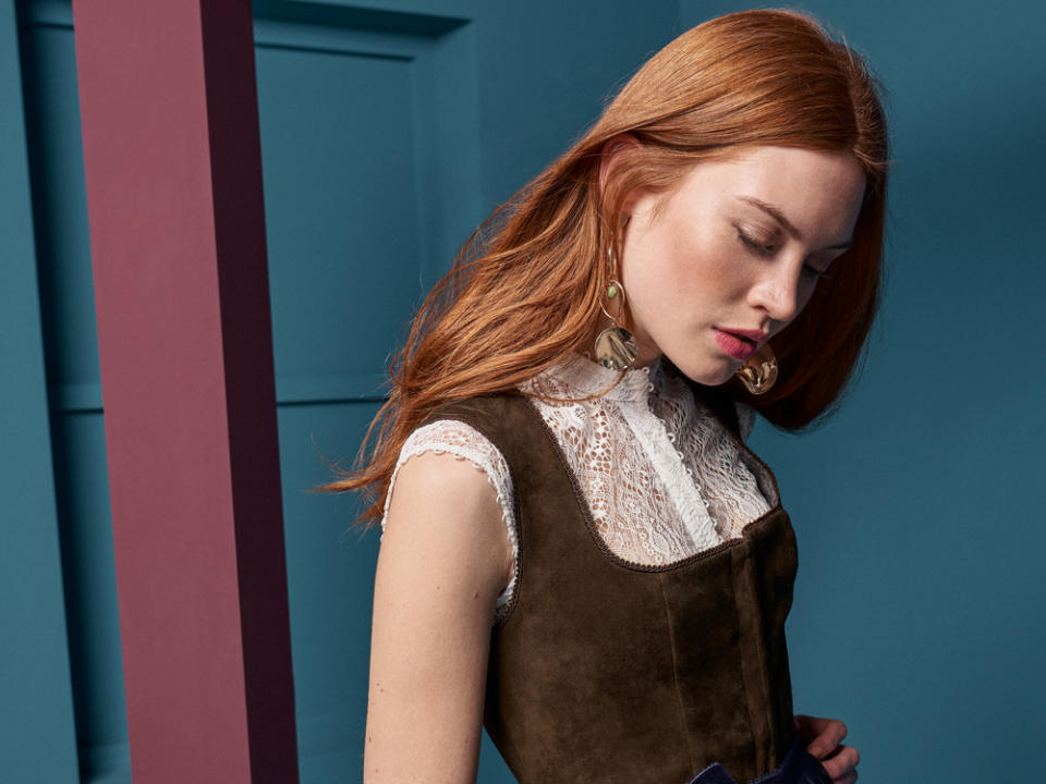 Eine hochgeschlossene Spitzenbluse ist 2019 das Must-have zum Dirndl (Bild: PR/Kinga Mathe)