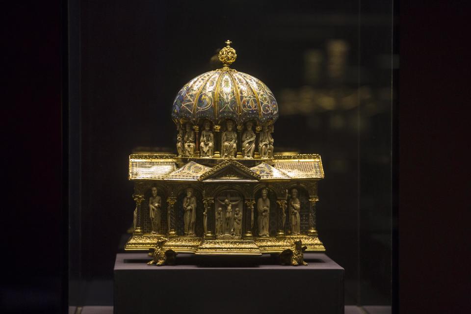 FILE - In this Jan. 9, 2014 file picture the medieval Dome Reliquary (13th century) of the Welfenschatz, is displayed at the Bode Museum in Berlin. A panel set up by the German government says a medieval treasure at the center of a long-running ownership dispute should stay with a Berlin museum and not be given to the heirs of Nazi-era Jewish art dealers. Thursday’s March 20, 2014 recommendation on the fate of the Welfenschatz, or Guelph Treasure, by a decade-old commission created to help resolve restitution claims isn’t binding but carries moral weight. (AP Photo/Markus Schreiber,file)