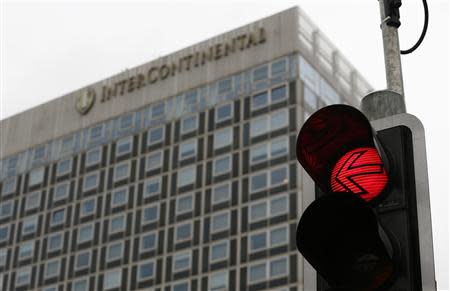 A traffic light shows red in front of the Intercontinental hotel where nuclear negotiations between Iran and policymakers from six major powers are taking place, in Geneva November 22, 2013. REUTERS/Denis Balibouse