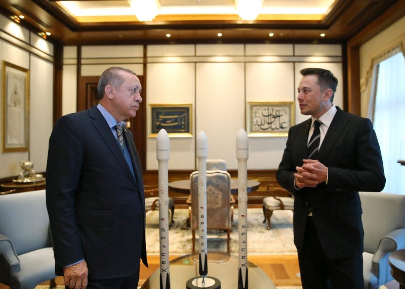 Turkey’s President Recep Tayyip Erdogan, left, talks with Elon Musk, right, Tesla and SpaceX CEO, prior to their meeting in Ankara, Turkey, Wednesday, Nov. 8, 2017. - Photo: Pool Photo via AP (AP)