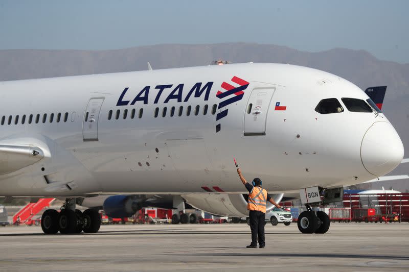 Foto de archivo. Un avión de LATAM Air llega al aeropuerto internacional de Santiago de Chile